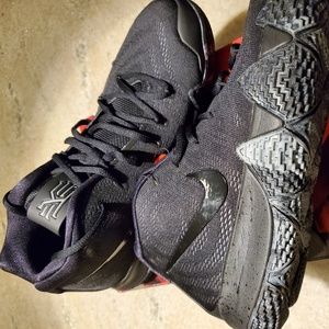 Mens NIKE KYRIE  4 NWT size 8.5
